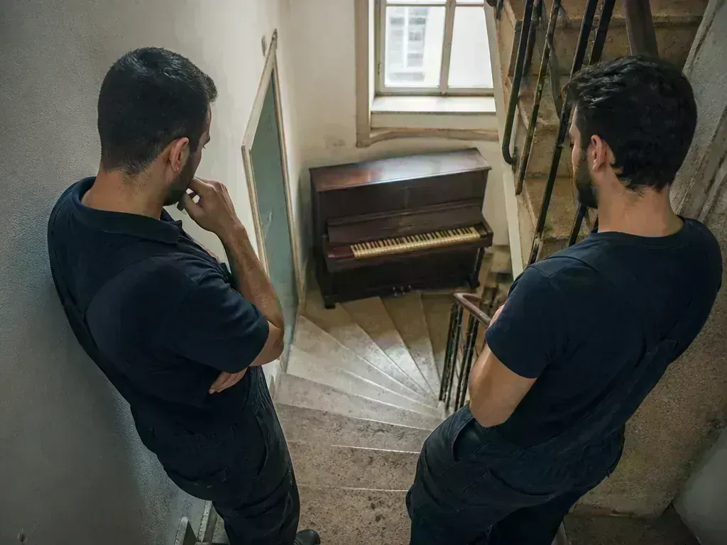מדרגות צרות בפיר בניין ישן עם זווית 90 מעלות